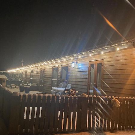 Fairview Farm Holiday Accommodation 14 Luxury Lodges, Cabins, Dog Friendly, Suitable For Couples, Families And Groups, Wedding Guests , Corporate Events, Sleeps 2-65 Guests In Ravenshead, Nottingham Near Sherwood Forest, Set In 88 Acres 외부 사진