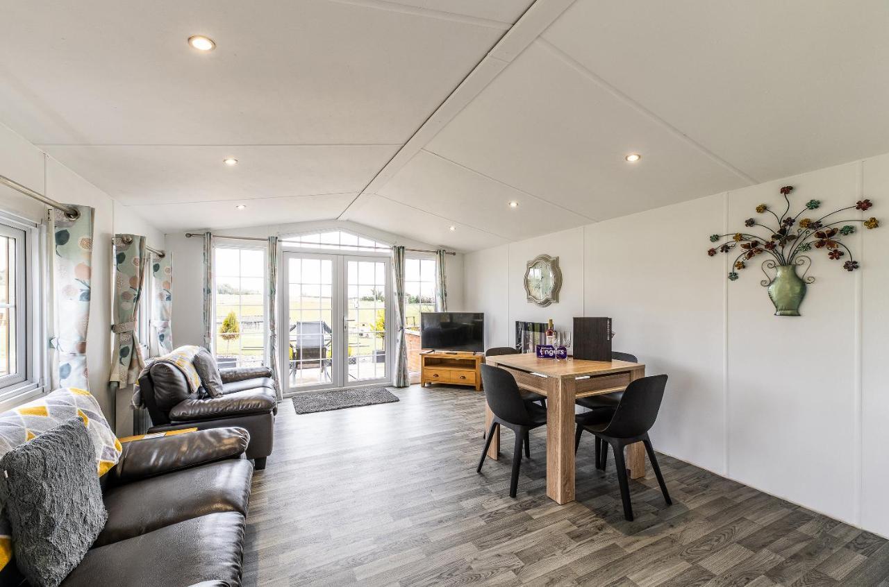 Fairview Farm Holiday Accommodation 14 Luxury Lodges, Cabins, Dog Friendly, Suitable For Couples, Families And Groups, Wedding Guests , Corporate Events, Sleeps 2-65 Guests In Ravenshead, Nottingham Near Sherwood Forest, Set In 88 Acres 외부 사진