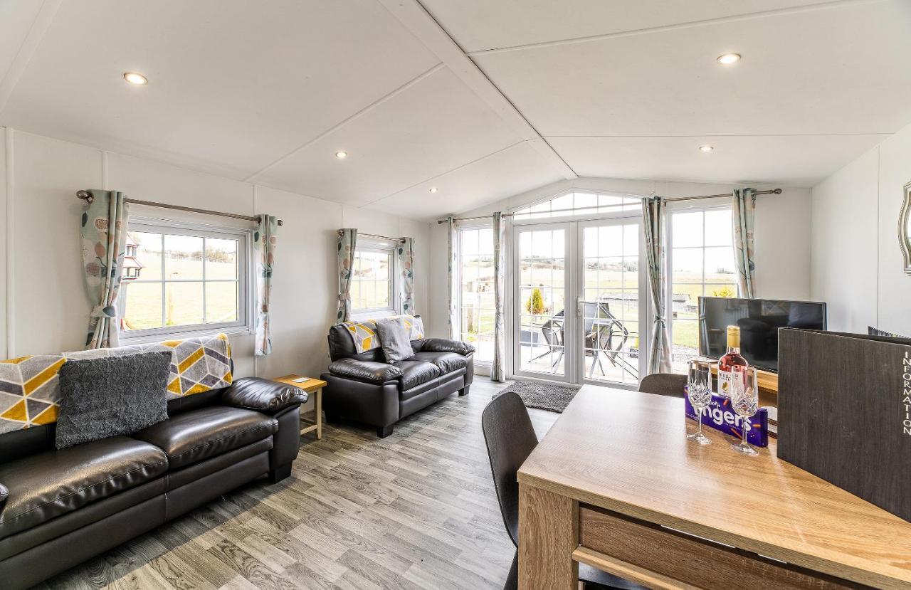 Fairview Farm Holiday Accommodation 14 Luxury Lodges, Cabins, Dog Friendly, Suitable For Couples, Families And Groups, Wedding Guests , Corporate Events, Sleeps 2-65 Guests In Ravenshead, Nottingham Near Sherwood Forest, Set In 88 Acres 외부 사진