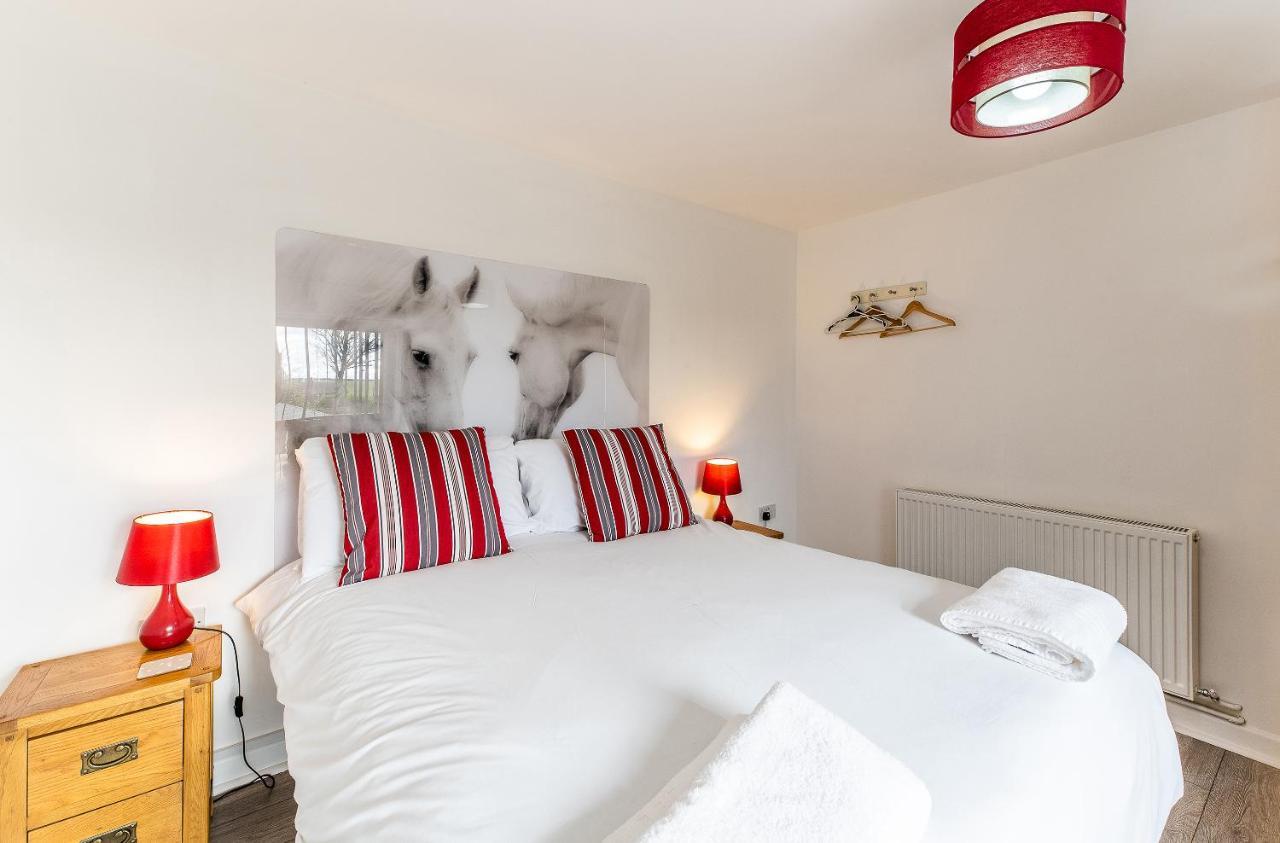 Fairview Farm Holiday Accommodation 14 Luxury Lodges, Cabins, Dog Friendly, Suitable For Couples, Families And Groups, Wedding Guests , Corporate Events, Sleeps 2-65 Guests In Ravenshead, Nottingham Near Sherwood Forest, Set In 88 Acres 외부 사진