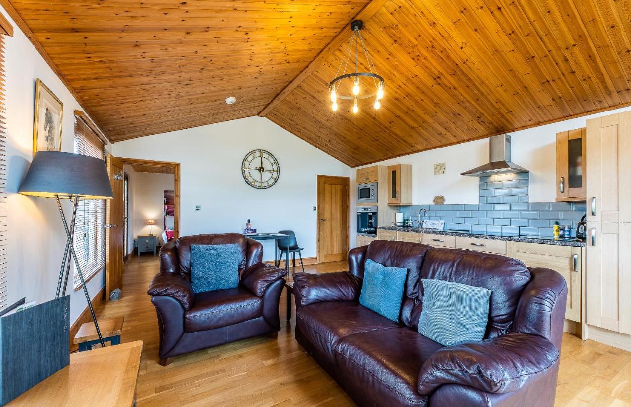 Fairview Farm Holiday Accommodation 14 Luxury Lodges, Cabins, Dog Friendly, Suitable For Couples, Families And Groups, Wedding Guests , Corporate Events, Sleeps 2-65 Guests In Ravenshead, Nottingham Near Sherwood Forest, Set In 88 Acres 외부 사진