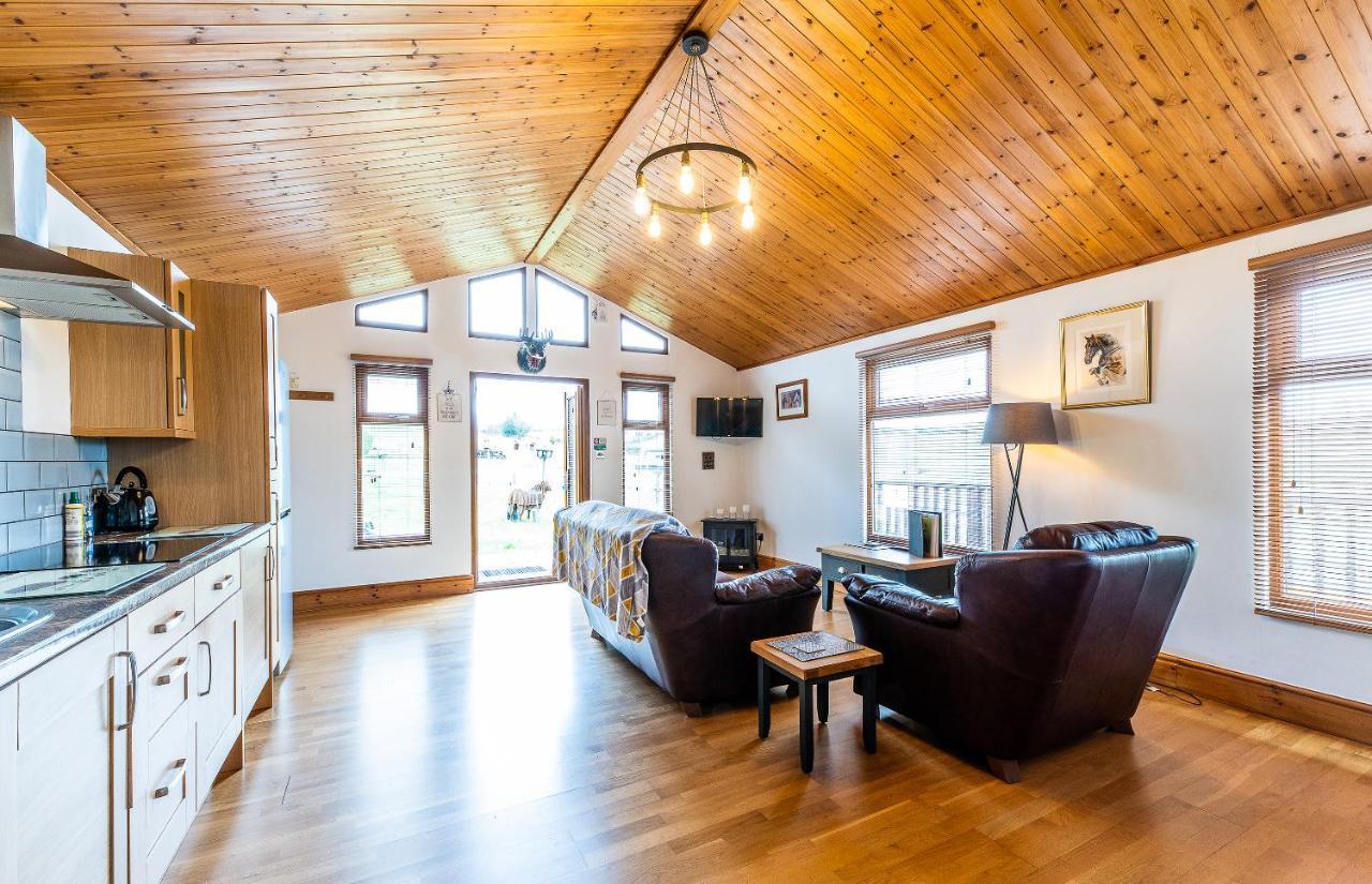 Fairview Farm Holiday Accommodation 14 Luxury Lodges, Cabins, Dog Friendly, Suitable For Couples, Families And Groups, Wedding Guests , Corporate Events, Sleeps 2-65 Guests In Ravenshead, Nottingham Near Sherwood Forest, Set In 88 Acres 외부 사진