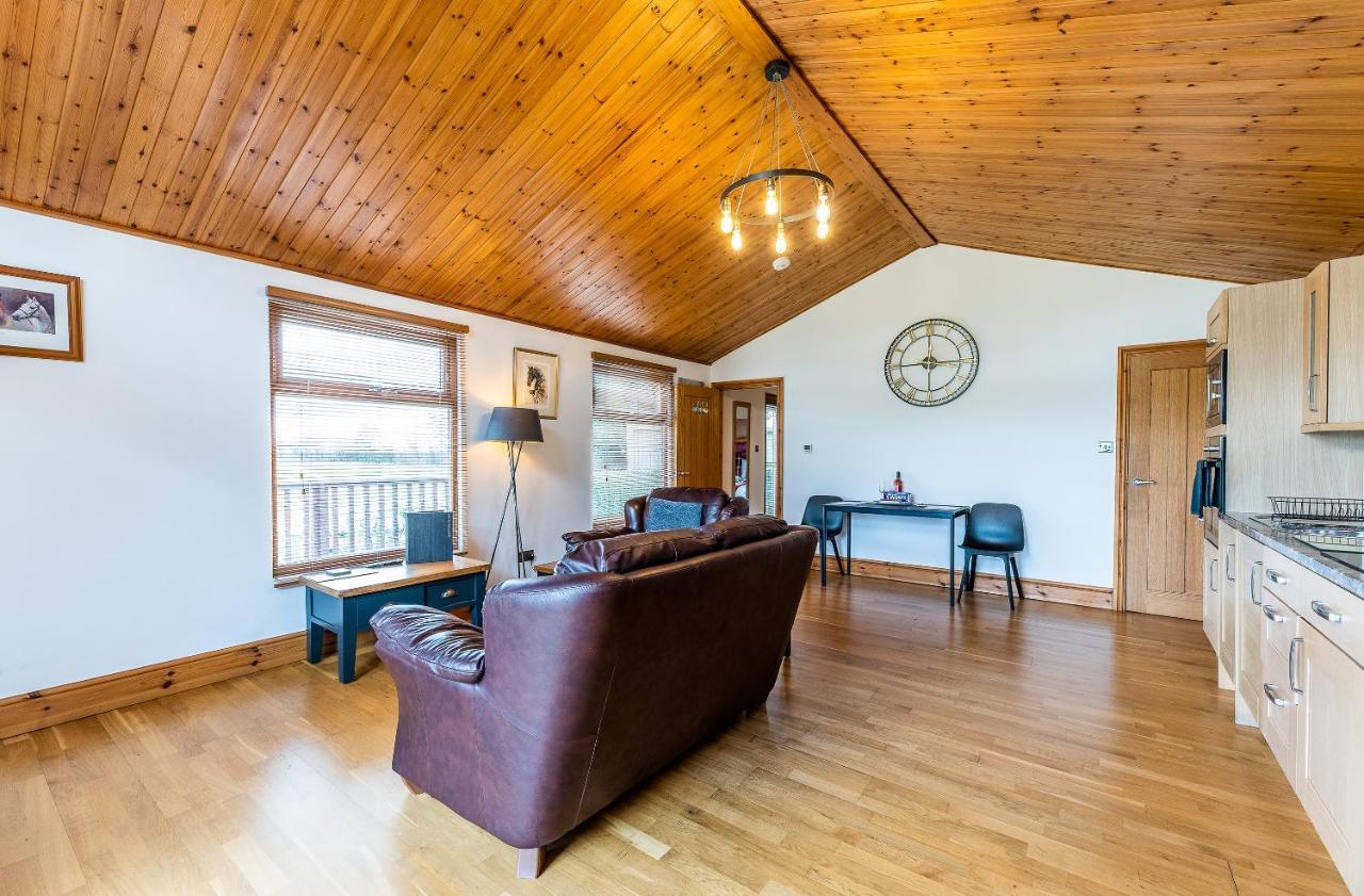 Fairview Farm Holiday Accommodation 14 Luxury Lodges, Cabins, Dog Friendly, Suitable For Couples, Families And Groups, Wedding Guests , Corporate Events, Sleeps 2-65 Guests In Ravenshead, Nottingham Near Sherwood Forest, Set In 88 Acres 외부 사진