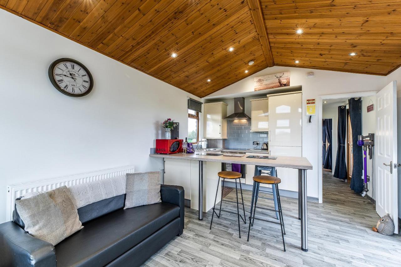Fairview Farm Holiday Accommodation 14 Luxury Lodges, Cabins, Dog Friendly, Suitable For Couples, Families And Groups, Wedding Guests , Corporate Events, Sleeps 2-65 Guests In Ravenshead, Nottingham Near Sherwood Forest, Set In 88 Acres 외부 사진