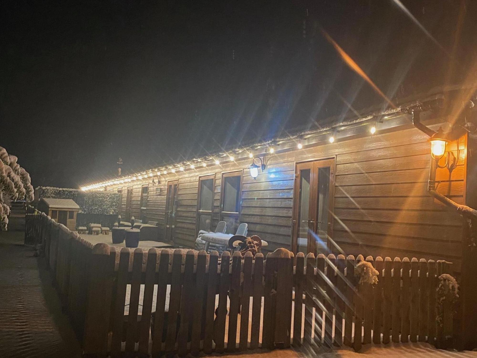 Fairview Farm Holiday Accommodation 14 Luxury Lodges, Cabins, Dog Friendly, Suitable For Couples, Families And Groups, Wedding Guests , Corporate Events, Sleeps 2-65 Guests In Ravenshead, Nottingham Near Sherwood Forest, Set In 88 Acres 외부 사진