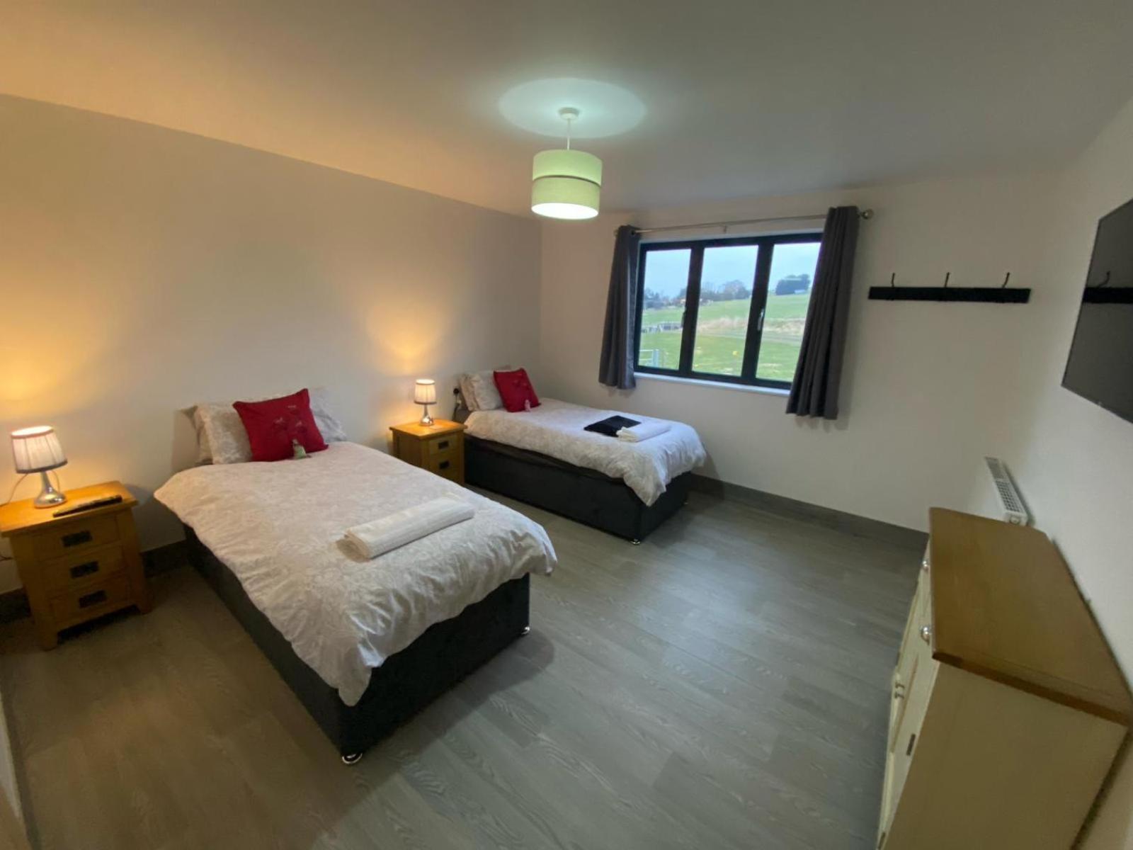 Fairview Farm Holiday Accommodation 14 Luxury Lodges, Cabins, Dog Friendly, Suitable For Couples, Families And Groups, Wedding Guests , Corporate Events, Sleeps 2-65 Guests In Ravenshead, Nottingham Near Sherwood Forest, Set In 88 Acres 외부 사진